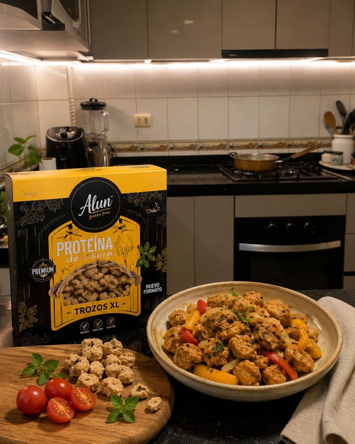 Salteado de proteína de soya Trozos XL con pimentones, servido en una cocina
