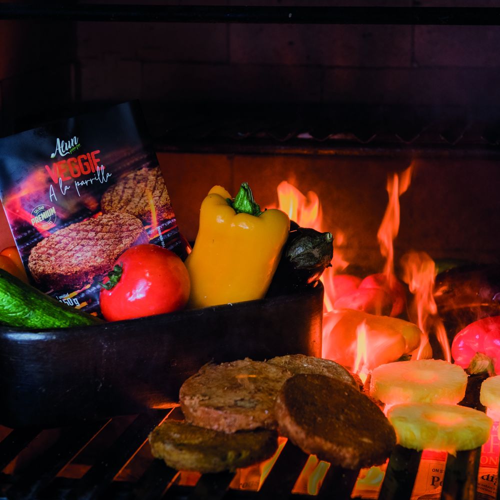 Hamburguesas Veggie a la parrilla de Alun asándose sobre las brasas
