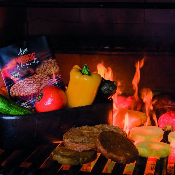 Hamburguesas Veggie a la parrilla de Alun asándose sobre las brasas